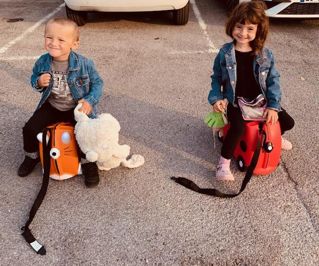 jade et léon chevauchent leurs valises trunki pour voyager   jade et leon chevauchent leurs valises trunki pour voyager