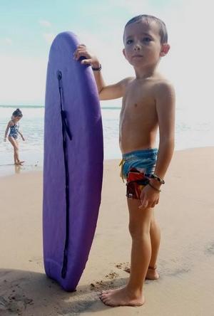 J'ai hate Leon avec un surf a la main