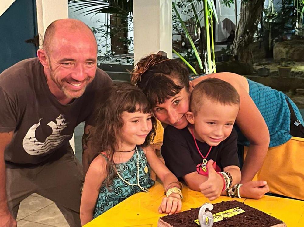 Joyeux anniversaire Léon Leon souffle ses bougies d'anniversaire a sri lanka