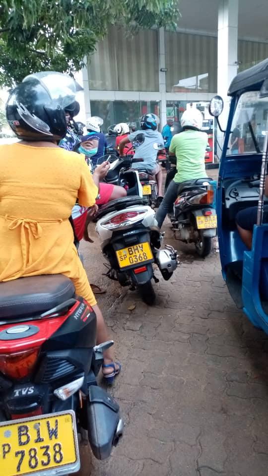 file d'attente à la pompe...patience file d attente de scooters