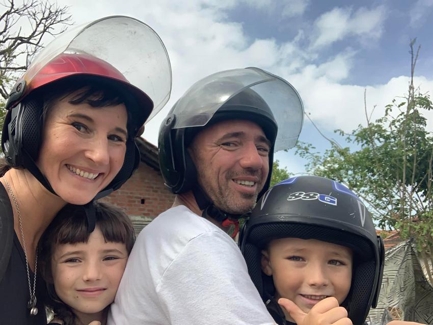 jadeon en scooter sur les routes sri lankaise  jadeon en scooter