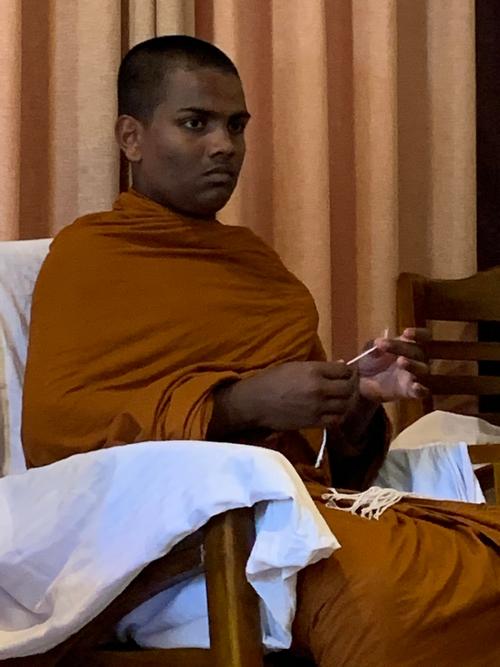 Impressionant un moine assis