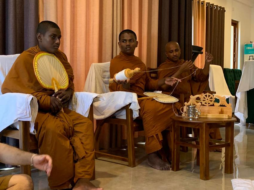 Un bout de fil blac baigne... des moines assis