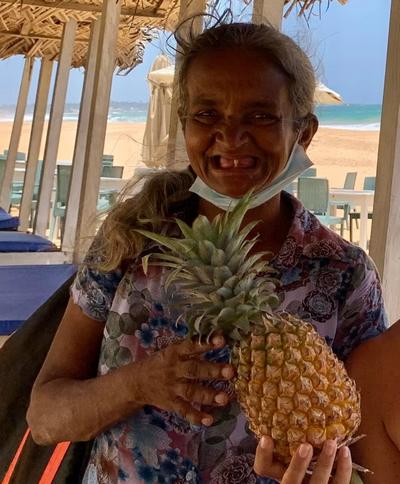 commerçante ananas vendeuse ananas