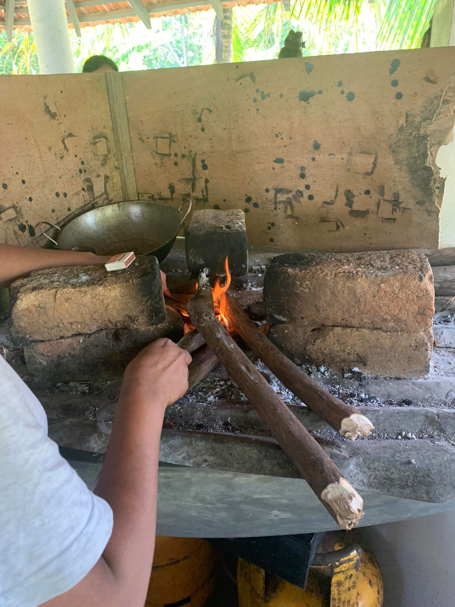 Retour au feu de bois pour cuisiner un feu de bois