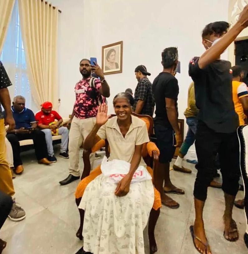 Des manifestants à l'intérieur du palais des manifestants a  l interieur du palais