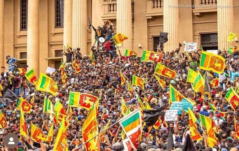 Grande manifestation les manifestants envahissent le palais sri lankais