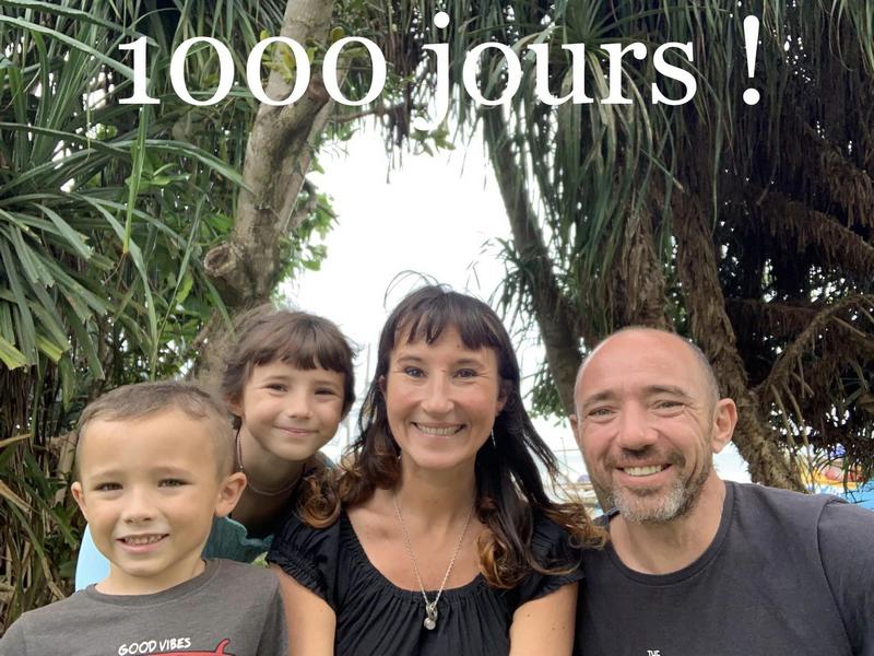 Accros du voyage en famille  photo de famille pour les milles jours de voyage