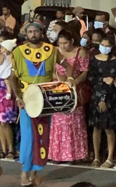 Des hommes portent les costumes traditionnels sri lankais