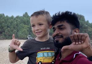 Pas de problème pour une photo leon se fait prendre en photo avec les sri lankais