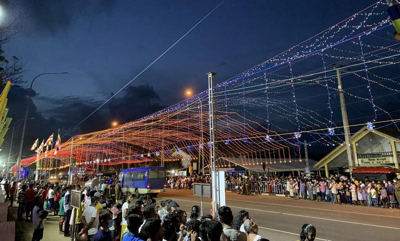 Nous sommes la avec eux La foule sri lankaise attend Perahera