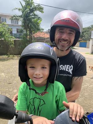 davis et leon sur une moto dans les rues sri lankaise