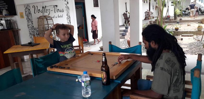 leon joue au carrom avec un sri lankais