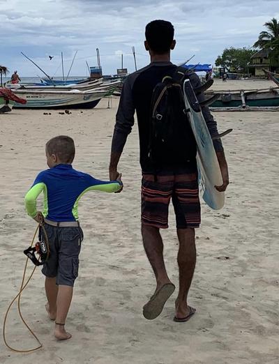 leon tient la main de son professeur sri lankais