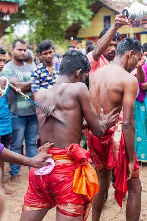 hommes perfores par hamecons