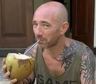 un king noix de coco à la main
