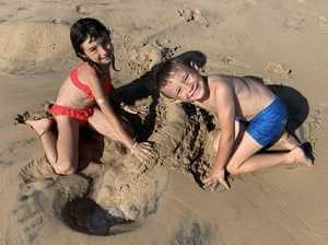jade et léon profite de la plage sri lankaise